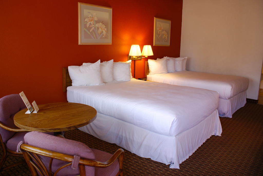 Days Inn Harbor View San Diego Room photo